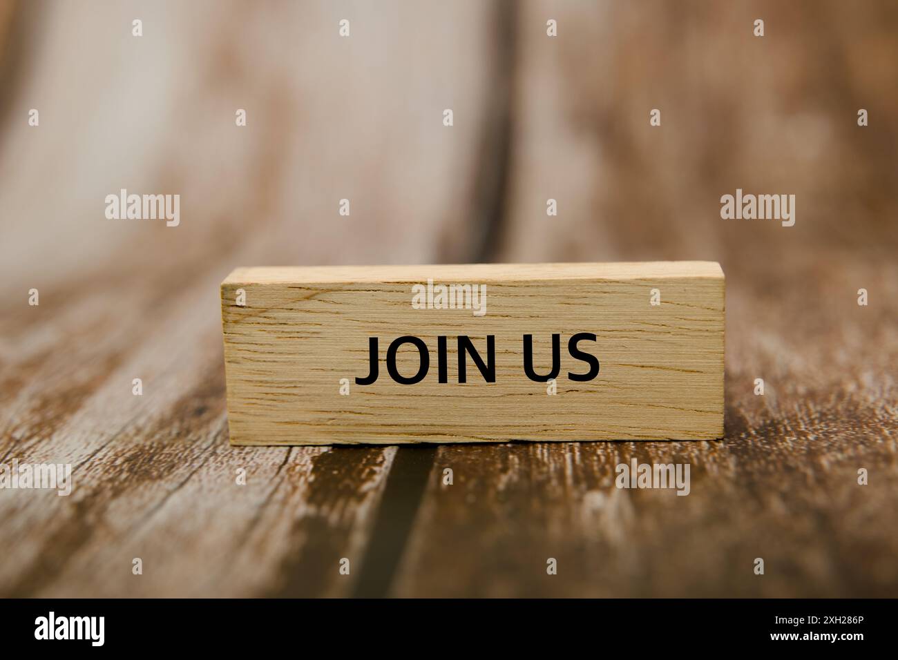 Blocco di legno rustico con testo "Unisciti a noi", perfetto per reclutamento, inviti o grafica per la creazione di comunità Foto Stock