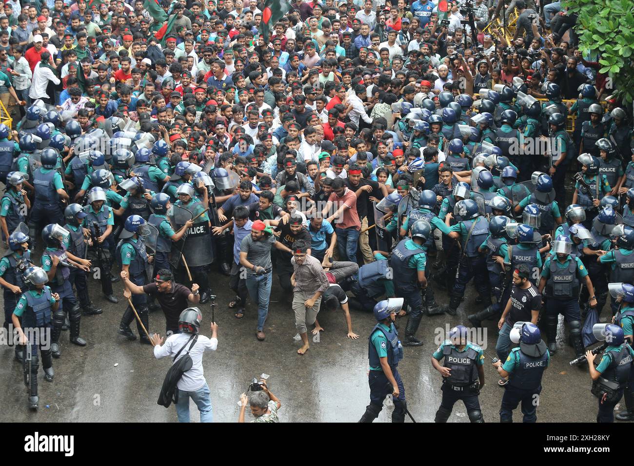 Gli studenti litigano con la polizia durante una protesta per chiedere un sistema basato sul merito per lavori di servizio civile a Dacca l'11 luglio 2024. Polizia del Bangladesh a luglio Foto Stock