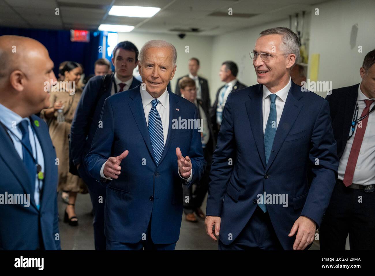 Washington, Stati Uniti. 10 luglio 2024. U. Il Presidente Joe Biden, centro, parla con il Segretario generale della NATO Jens Stoltenberg, a destra, e il Vice Segretario generale della NATO Mircea Geoana, a sinistra, sulla strada per la riunione del Consiglio Nord Atlantico del 75° anniversario del vertice NATO al Walter E. Washington Convention Center, 10 luglio 2024 a Washington, DC Credit: Adam Schultz/White House Photo/Alamy Live News Foto Stock