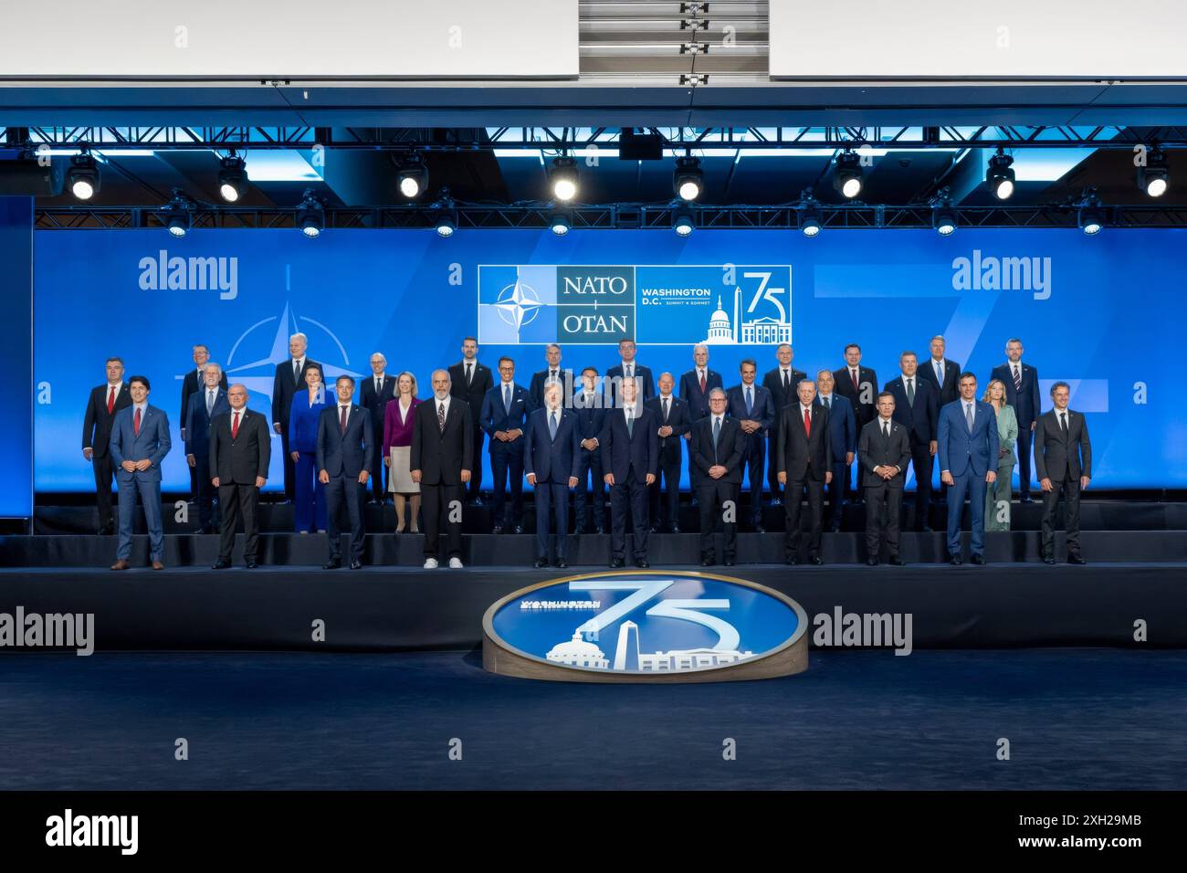 Washington, Stati Uniti. 10 luglio 2024. U. Il presidente Joe Biden, centro, è in piedi con i leader della NATO per la tradizionale foto di gruppo durante il primo giorno il 75 ° anniversario del vertice NATO al Walter E. Washington Convention Center, 10 luglio 2024 a Washington, DC Credit: Cameron Smith/White House Photo/Alamy Live News Foto Stock