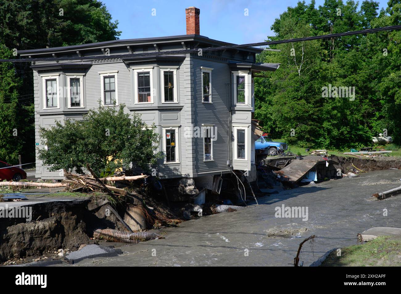 Plainfield, Vermont, Stati Uniti. 11 luglio 2024. Una casa è appesa al Great Brook a Plainfield, Vermont, USA, dopo le piogge torrenziali dei resti dell'uragano Beryl che hanno colpito il Vermont centrale, USA. John Lazenby/Alamy Live News Foto Stock