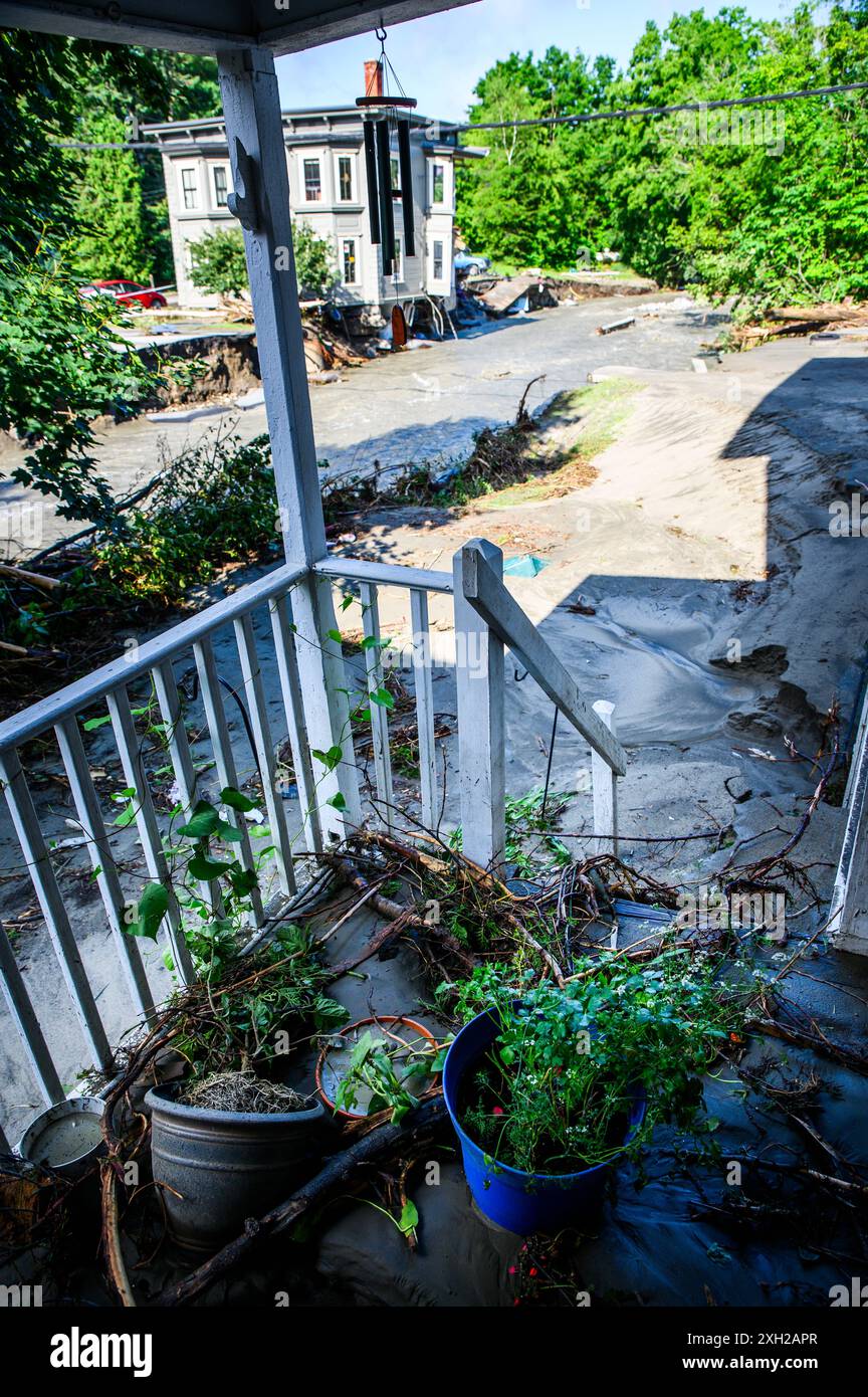 Plainfield, Vermont, Stati Uniti. 11 luglio 2024. Una casa è appesa al Great Brook a Plainfield, Vermont, USA, dopo le piogge torrenziali dei resti dell'uragano Beryl che hanno colpito il Vermont centrale, USA. John Lazenby/Alamy Live News Foto Stock