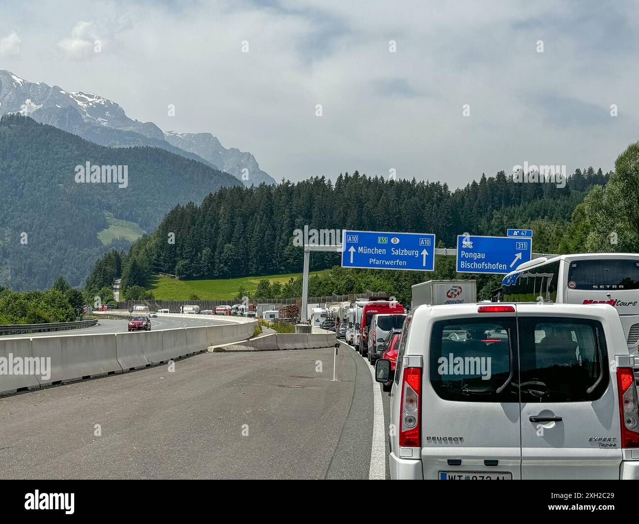 Transitverkehr, Österreich, Stauungen, Umfahrungen, Verkehrspolitik, Brenner, Fahrverbote, Transitabkommen, LKW-Verkehr, Schienenenverkehr, Umweltprobleme, Verkehrsbelastung, Alpenquerender Verkehr, Infrastruktur, Verkehrsplanung, Verkehrsstörungen, Mautgebühren, EU-Richtlinien, Verkehrsumleitung, Autobahnen, Verkehrsfluss, Nachhaltigkeit, Umweltfreundliche Maßnahmen, Transitvertrag, Verkehrsmanagement, Sommerreisezeit, Symbolbild. A10 Tauernautobahn Salzburg Villach, A12 Inntalautobahn Kufstein Innsbruck, A13 Brennerautobahn Brenner, A1 Westautobahn Wien Salzburg, A2 Südautobahn Graz Klagenfurt Foto Stock