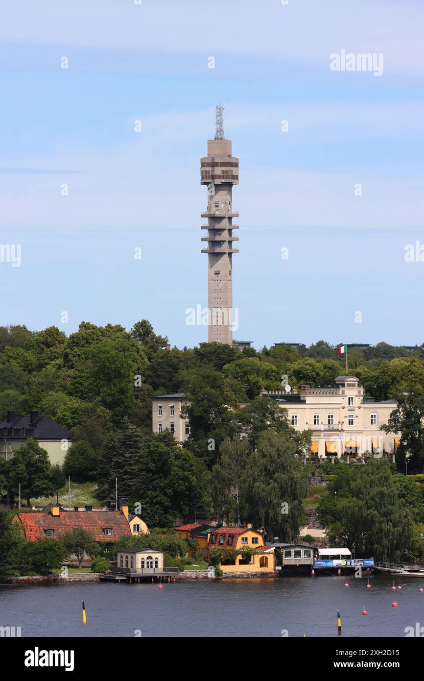 La torre Kaknäs (svedese: Kaknästornet), una torre di telecomunicazioni situata a Ladugårdsgärdet a Stoccolma, Svezia Foto Stock