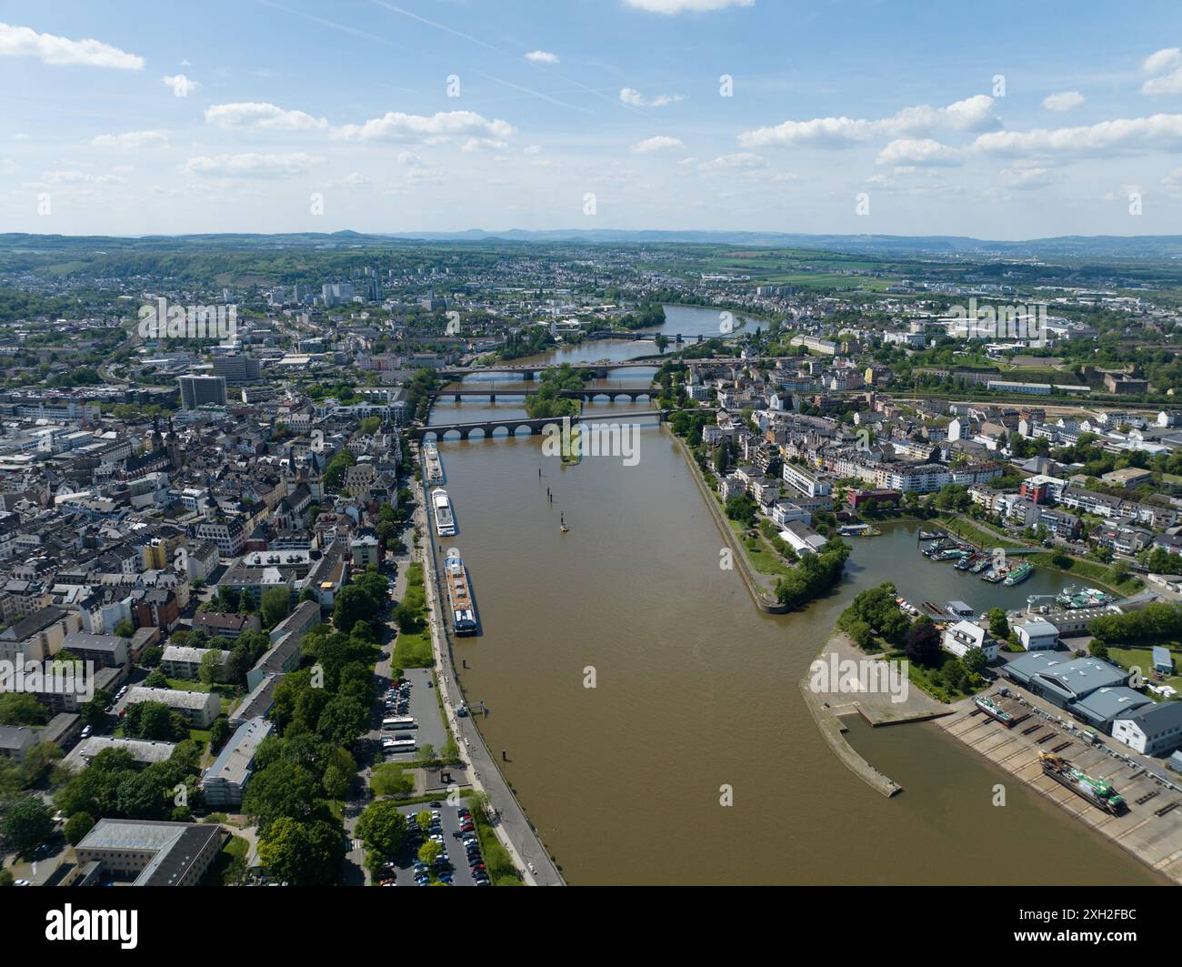 Veduta aerea del deutsche Eck, monumento della città di Coblenza, Germania al tramonto. Foto Stock