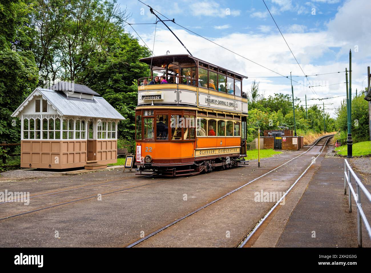 Tram d'epoca a due piani in una giornata limpida con vegetazione lussureggiante, che evoca un senso di viaggio nostalgico e fascino storico. Crich Regno Unito. Foto Stock Tram d'epoca a due piani in una giornata limpida con vegetazione lussureggiante, che evoca un senso di viaggio nostalgico e fascino storico. Crich Regno Unito. Foto Stock