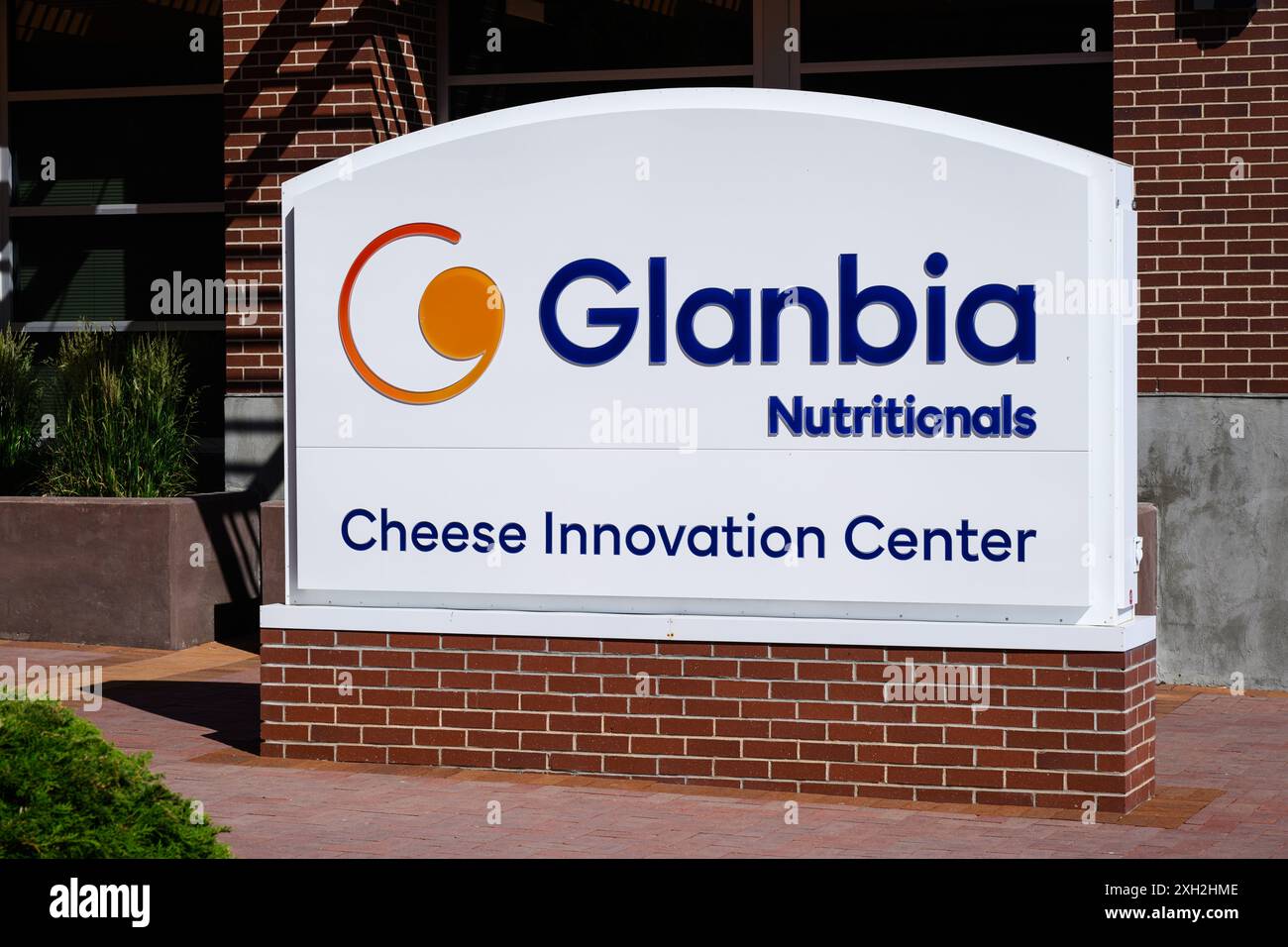 Twin Falls, Idaho, USA - 23 giugno 2024; cartello al Glanbia Nutritionals Cheese Innovation Center sul piedistallo a parete in mattoni - 23 giugno 2024; Foto Stock