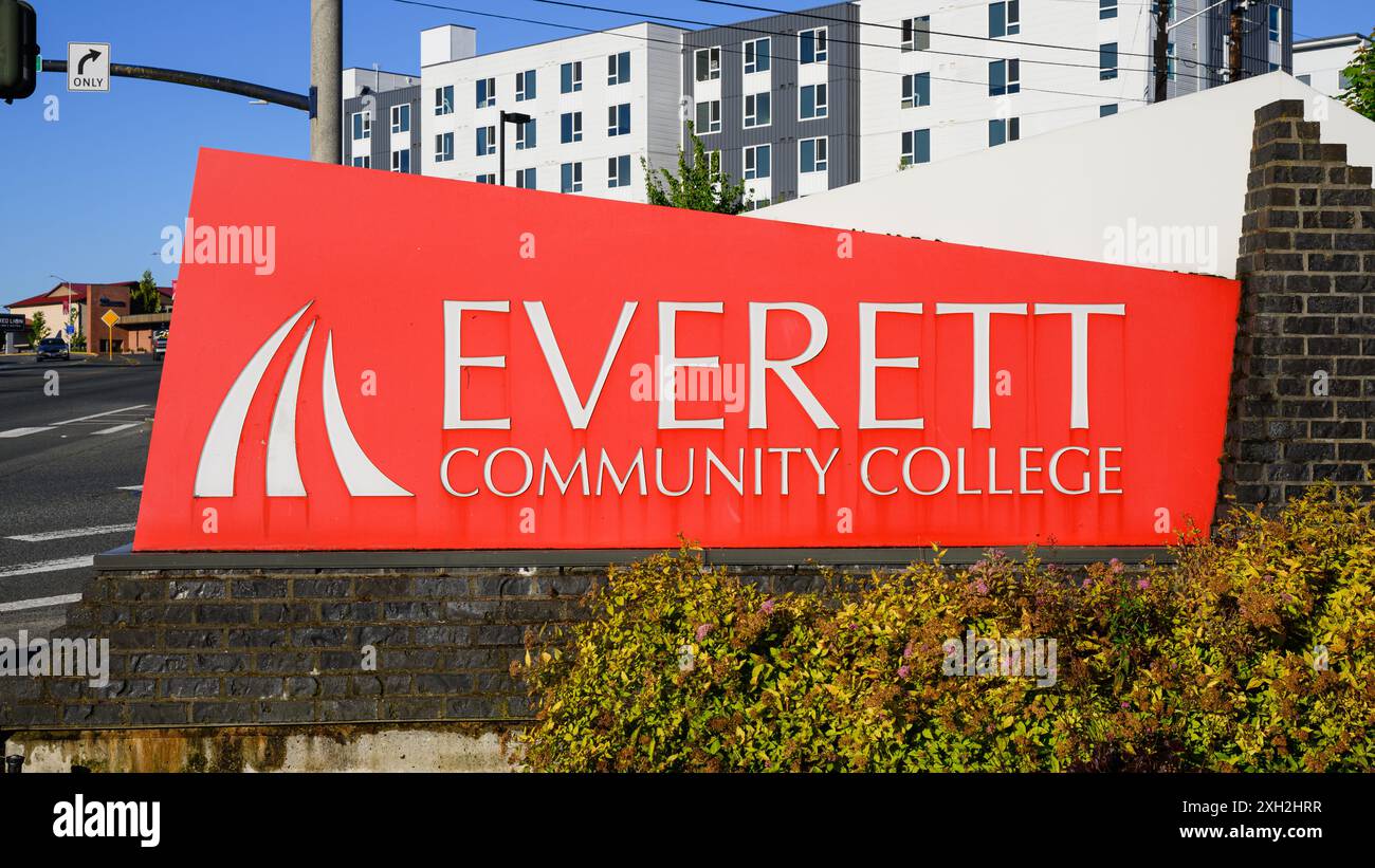 Everett, Washington, USA - 7 luglio 2024; segno rosso con logo per l'Everett Community College Foto Stock