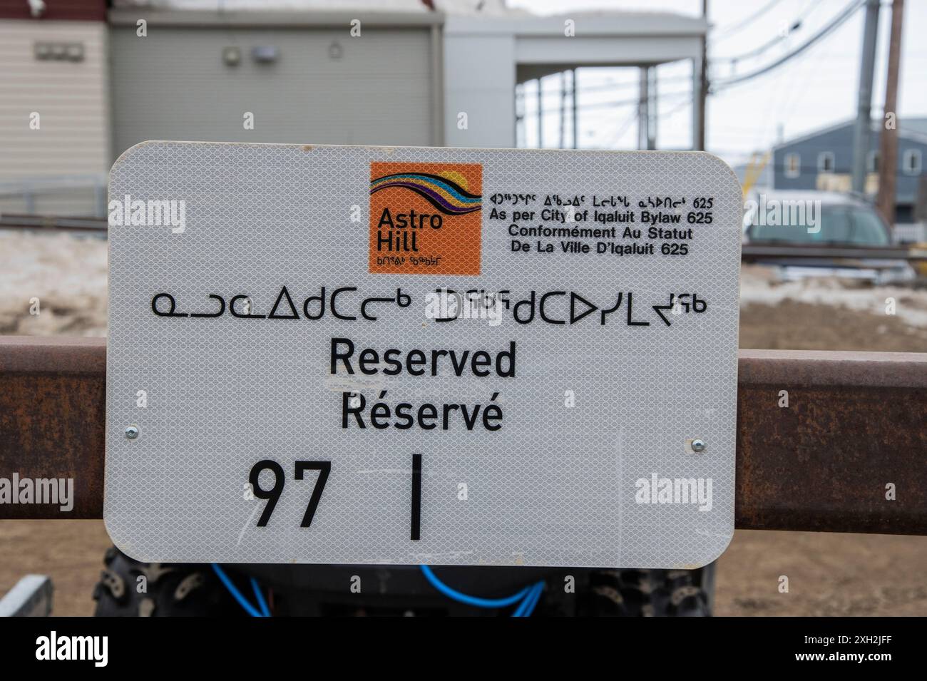 Parcheggio multilingue riservato in inglese, francese e inuktitut presso gli appartamenti Astro Hill Landing di Iqaluit, Nunavut, Canada Foto Stock