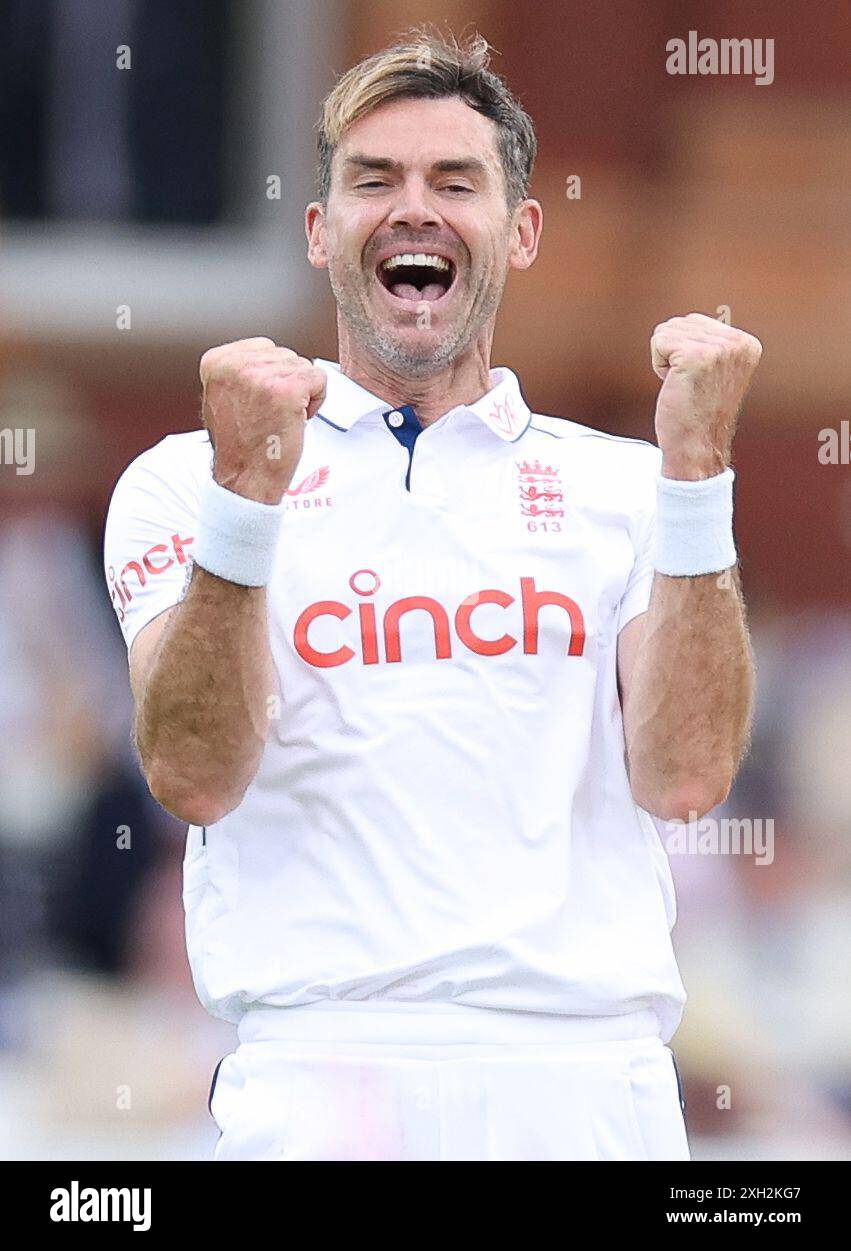 James Anderson celebra il wicket di Alick Athanaze delle Indie occidentali il secondo giorno del primo Rothesay Men's test match al Lord's Cricket Ground di Londra. Data foto: Giovedì 11 luglio 2024. Foto Stock
