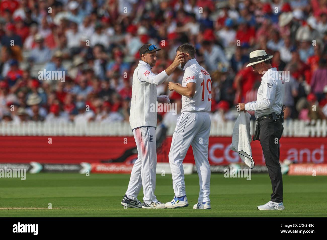 Londra, Regno Unito. 11 luglio 2024. Joe Root of England spazza via la palla a Chris Woakes della guancia inglese durante il Rothesay test Match Day Two England vs West Indies a Lords, Londra, Regno Unito, 11 luglio 2024 (foto di Mark Cosgrove/News Images) a Londra, Regno Unito il 7/11/2024. (Foto di Mark Cosgrove/News Images/Sipa USA) credito: SIPA USA/Alamy Live News Foto Stock