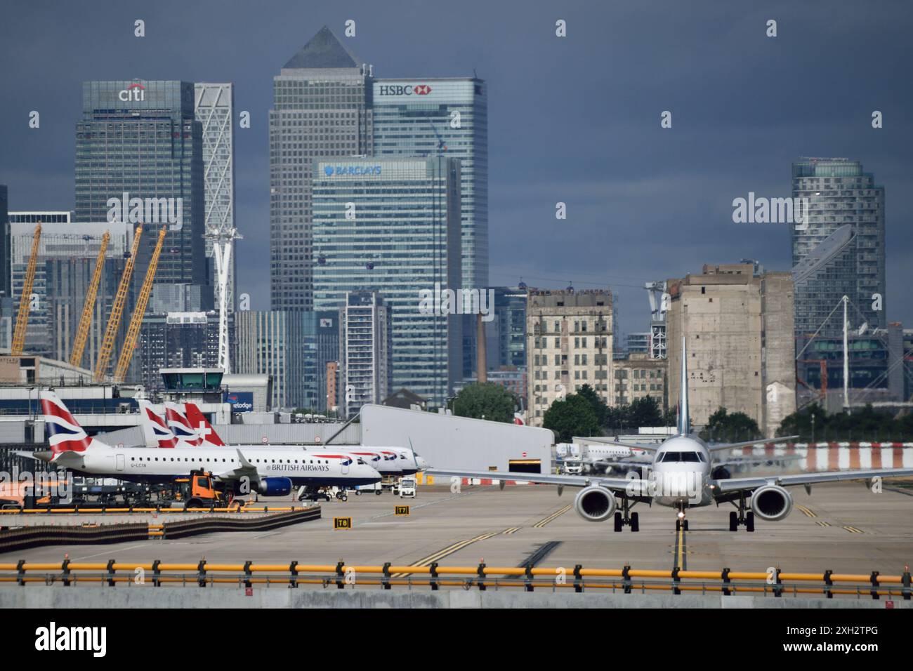 Tempesta nuvole sull'aeroporto di London City e sulla City di Londra come taxi per la partenza Foto Stock