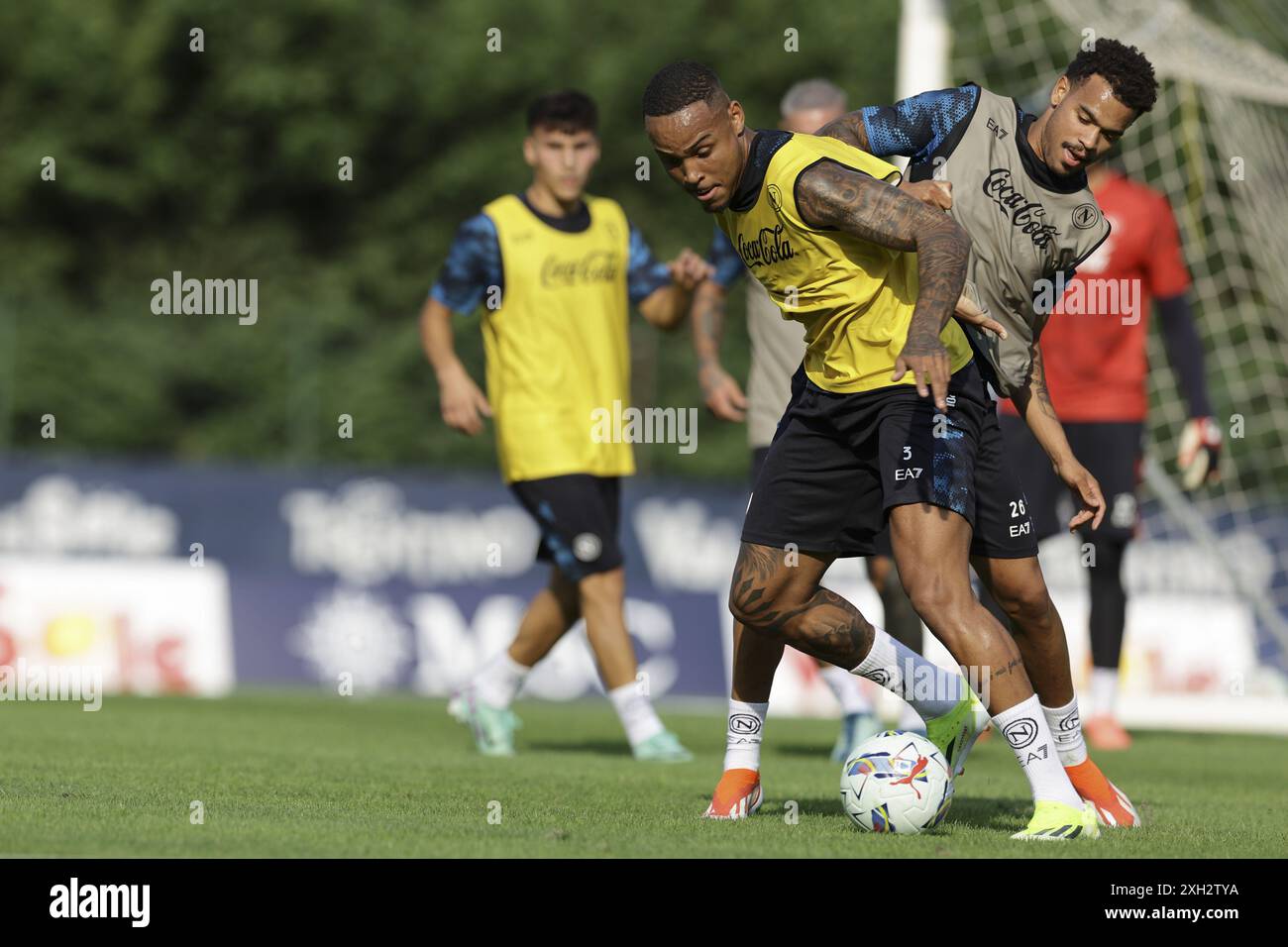 Il difensore brasiliano del Napoli Natan sfida il pallone con l'attaccante belga del Napoli Cyril Ngonge durante il training camp di pre-stagione 2024-25 della SSC Napoli in val di sole in Trentino, Dimaro Folgarida&#XA;&#XA;&#XA; Foto Stock