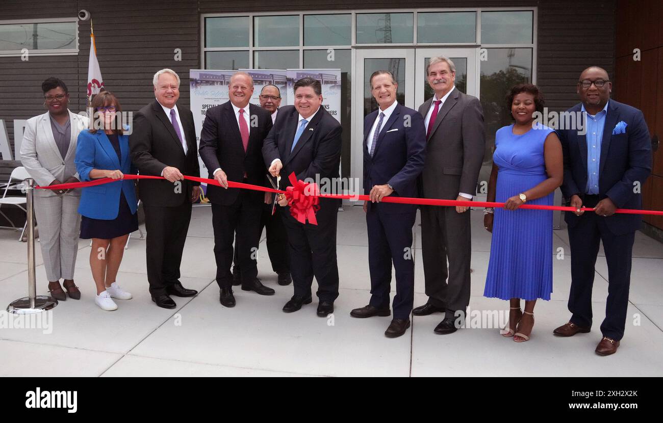 East St. Louis, Stati Uniti. 11 luglio 2024. Il governatore dell'Illinois JB Pritzker (C) insieme ad altri funzionari statali e locali si prepara a tagliare il nastro, dedicando il nuovo St. Clair County Public Safety Center a East St. Louis, Illinois, giovedì 11 luglio 2024. Foto di Bill Greenblatt/UPI credito: UPI/Alamy Live News Foto Stock