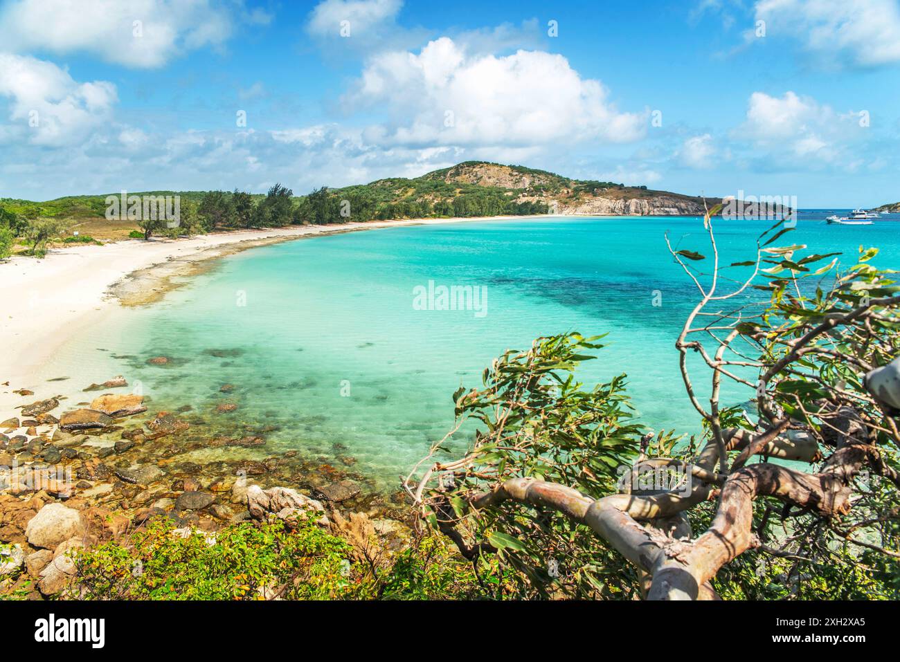 Pittoresca spiaggia tropicale di sabbia di Watsons con acqua turchese a Lizard Island, Queensland, Australia. Si trova sulla grande Barriera Corallina. Foto Stock