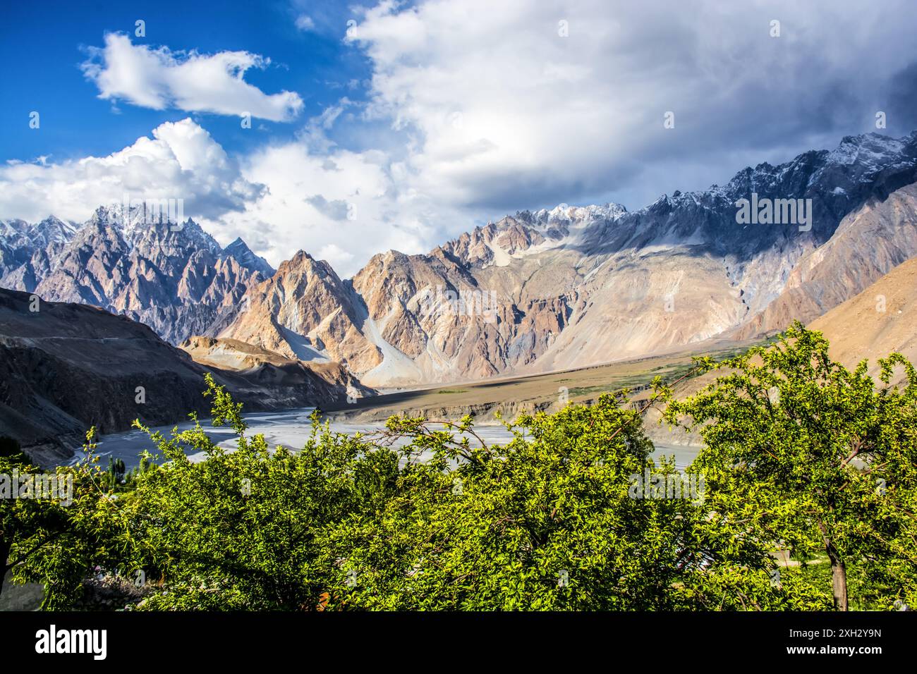 Vista maestosa del fiume Indo e dei coni di Passu dall'autostrada Karakoram Foto Stock