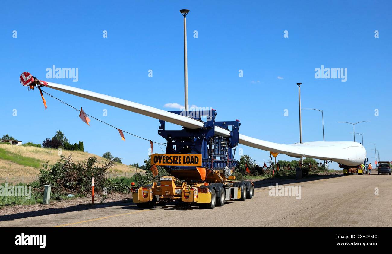 La pala di una turbina eolica trasportata a destinazione. Foto Stock