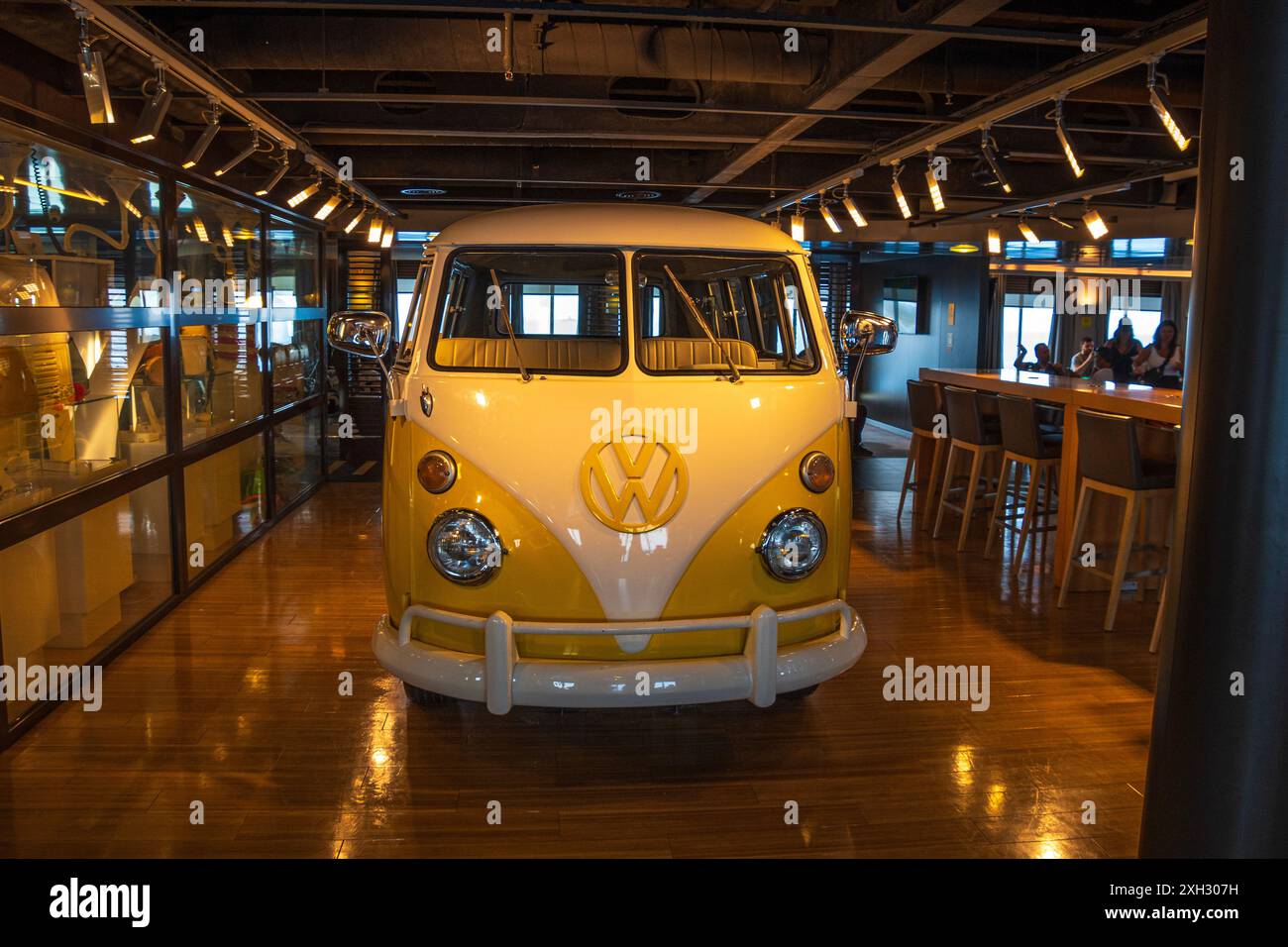 Zante, Grecia - 7 giugno 2024: Pulmino Volkswagen d'epoca giallo decora l'interno del traghetto Levante durante il viaggio da Kyllini a Zante Foto Stock