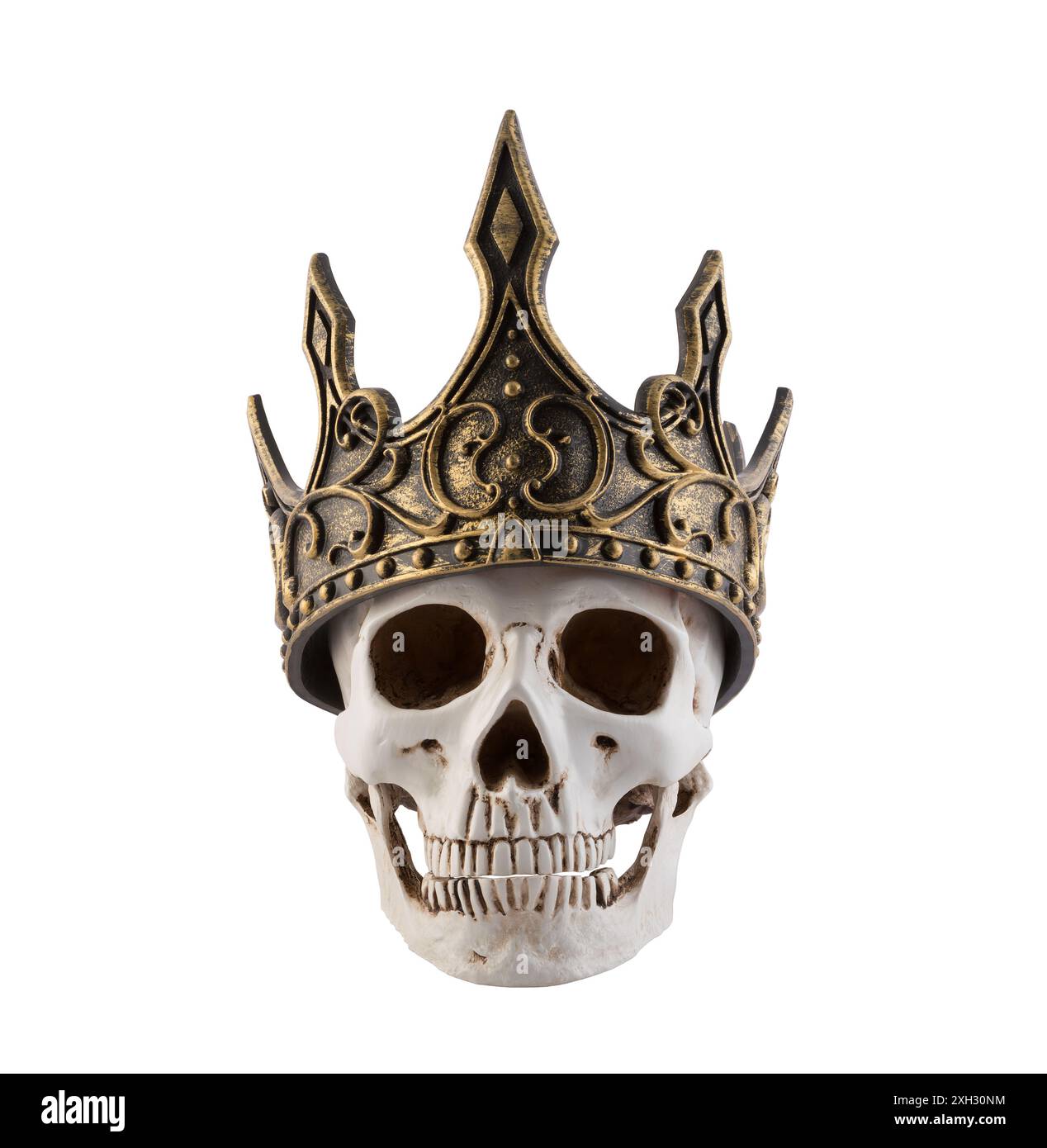 Cranio umano con antica corona dorata isolato su sfondo bianco con percorso di ritaglio Foto Stock