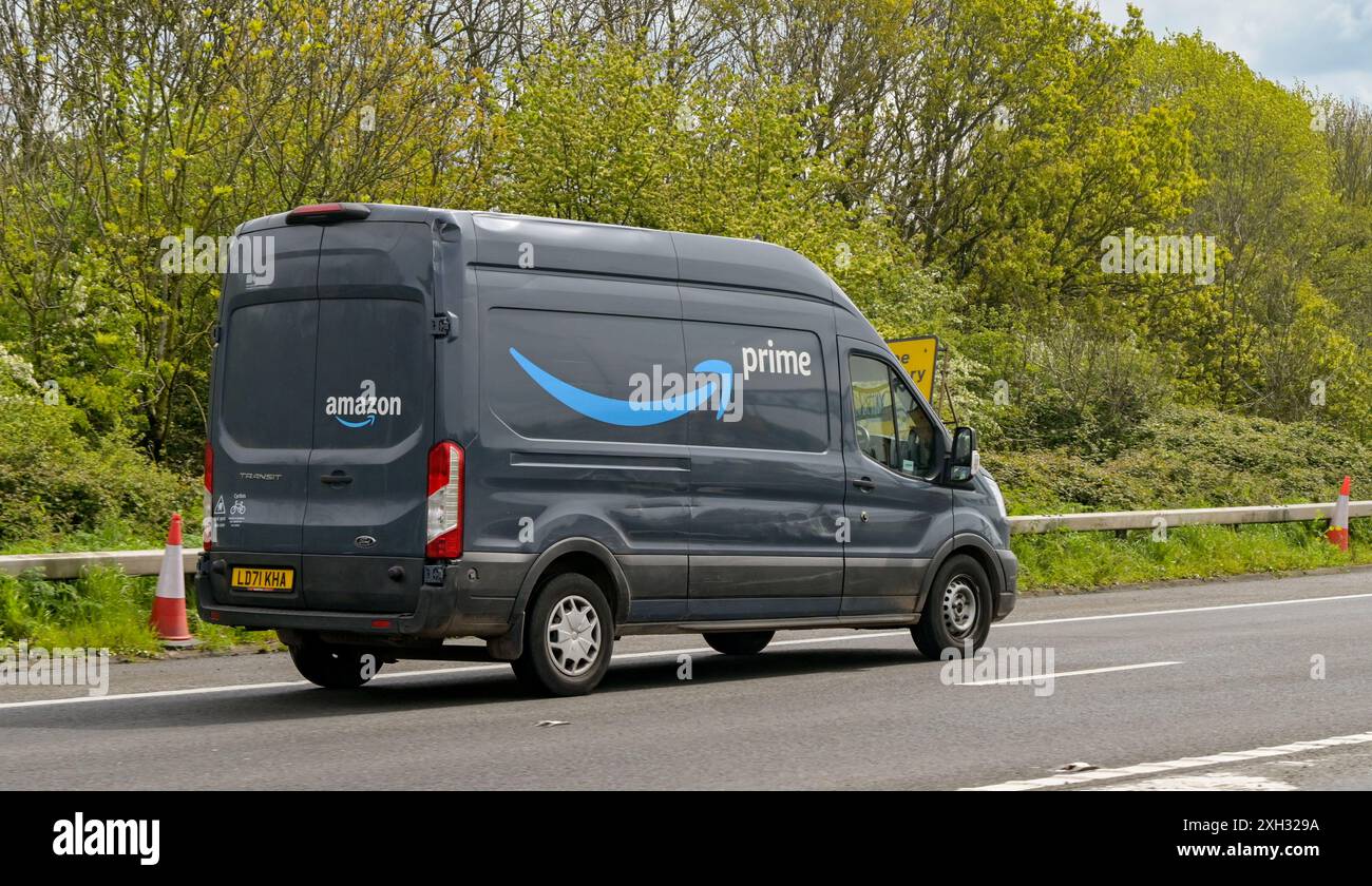 Bristol, Inghilterra, Regno Unito - 28 aprile 2024: Furgone utilizzato da Amazon prime per guidare su una strada alla periferia di Bristol Foto Stock