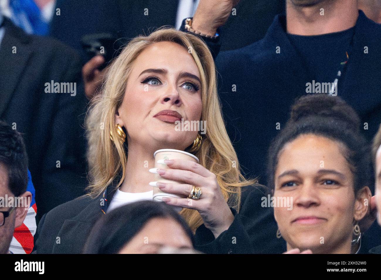 Adele Laurie Blue Adkins (Inghilterra, Saengerin, Musikerin) mit Kaffee auf der VIP Tribuene, GER, Paesi Bassi (NED) vs Inghilterra (ENG), Fussball Europameisterschaft, UEFA EURO 2024, semifinale, 10.07.2024 foto: Eibner-Pressefoto/Michael Memmler Foto Stock