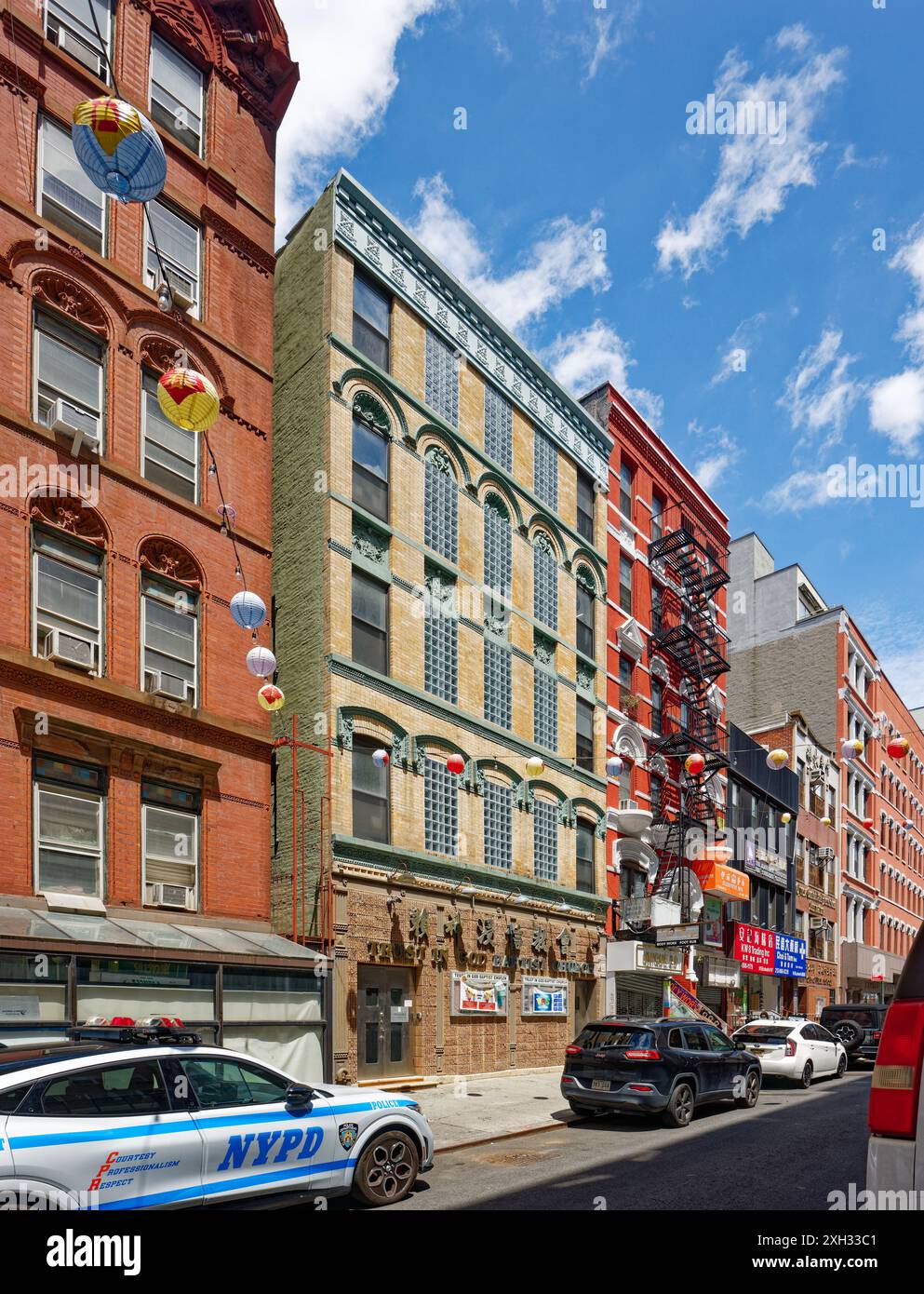 NYC Chinatown: Un edificio commerciale a cinque piani, convertito in chiesa, con terracotta molto simile ai condomini vicini. Foto Stock