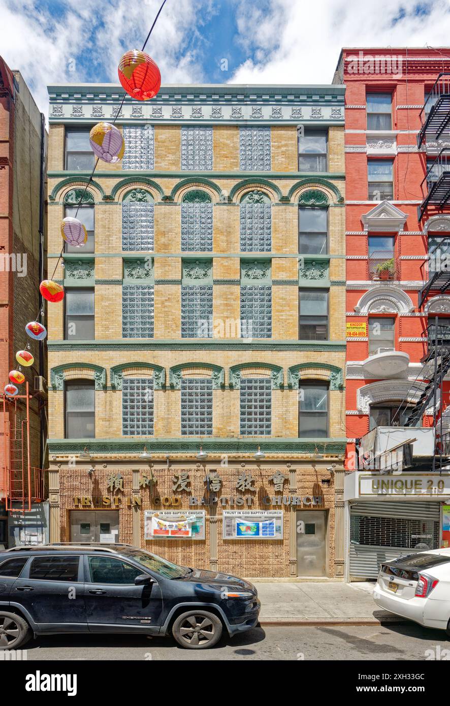 NYC Chinatown: Un edificio commerciale a cinque piani, convertito in chiesa, con terracotta molto simile ai condomini vicini. Foto Stock