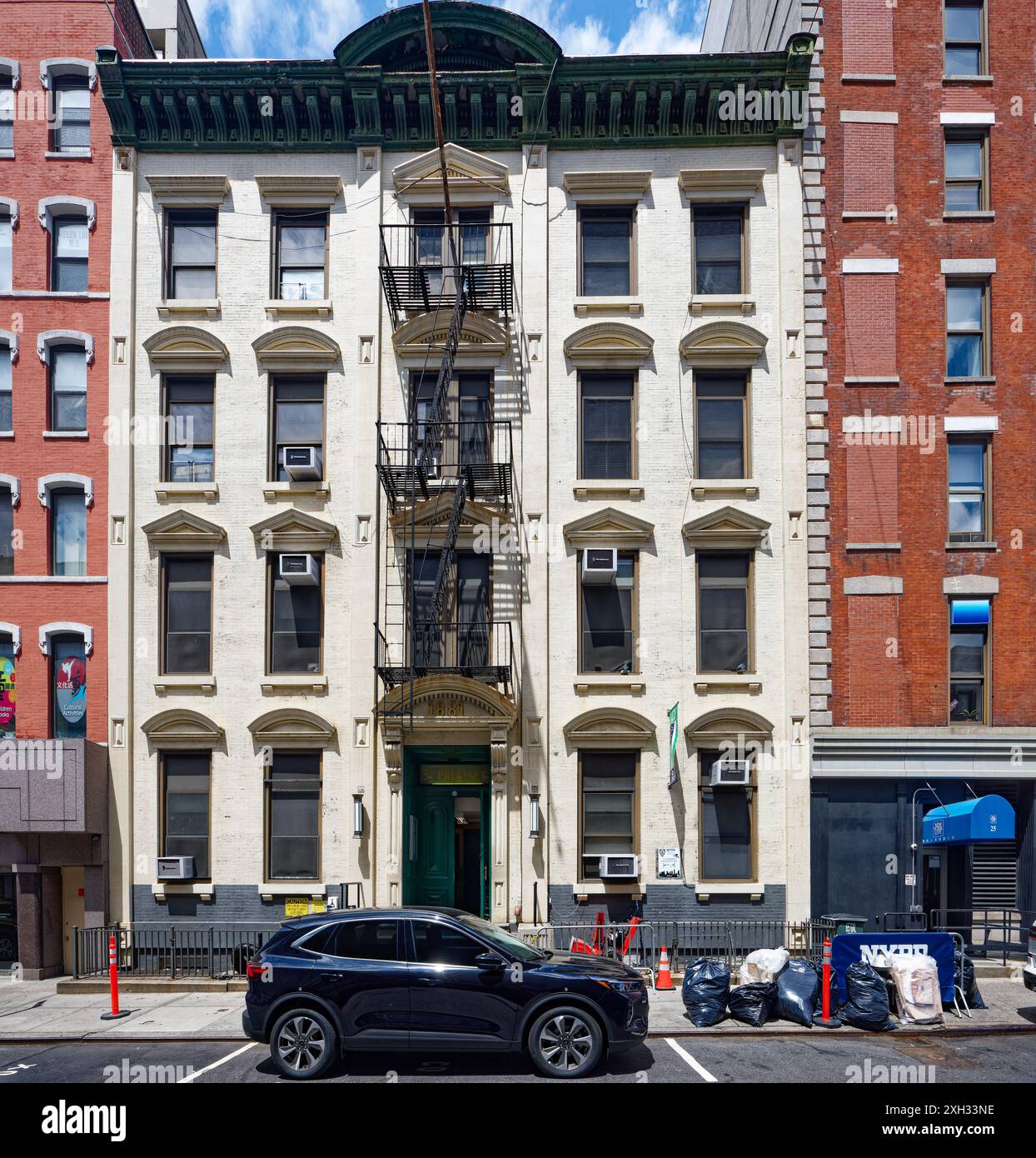 NYC Chinatown: La più antica casa del distretto di New York, il 5th Precinct, costruita nel 1881, sopravvisse a due tentativi di demolire l'edificio. Foto Stock