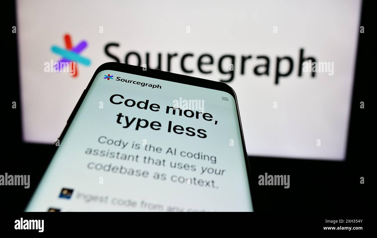 Telefono cellulare con pagina web della società statunitense di intelligence in codice Sourcegraph Inc. Davanti al logo aziendale. Mettere a fuoco in alto a sinistra sul display del telefono. Foto Stock