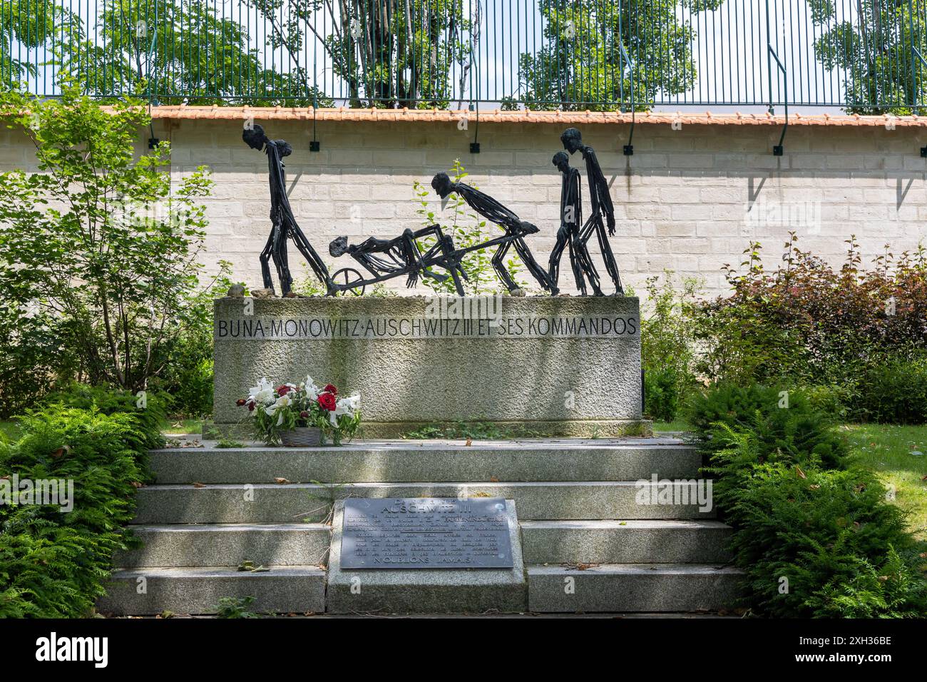 Parigi, Francia - 5 giugno 2024: Monumento alle vittime e ai lavoratori ad Auschwitz, nel cimitero di Pere-Lachaise. Nessuna persona visibile Foto Stock