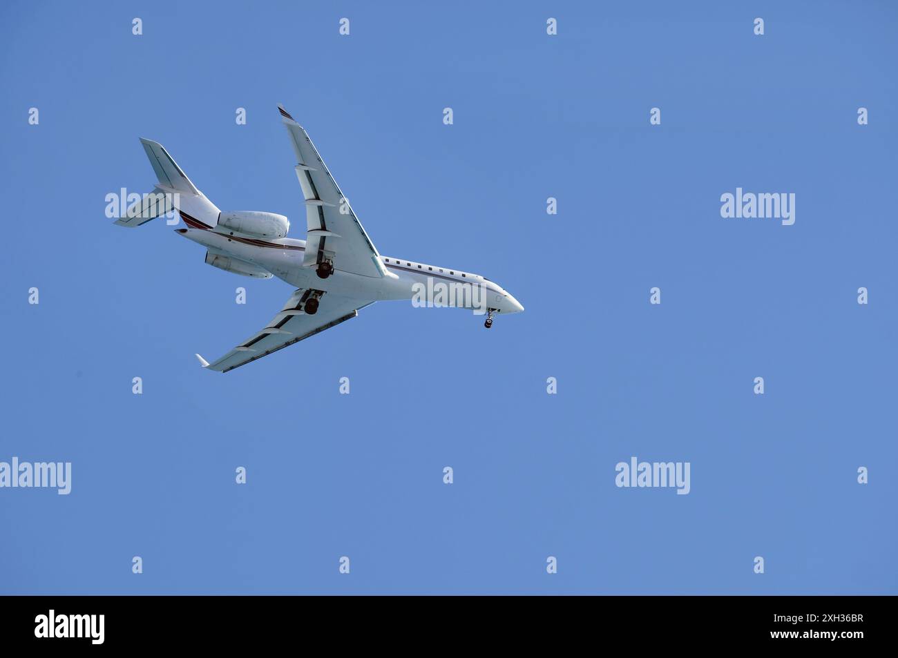 Jet privato contro il cielo blu mentre si avvicina a Nizza, Francia Foto Stock