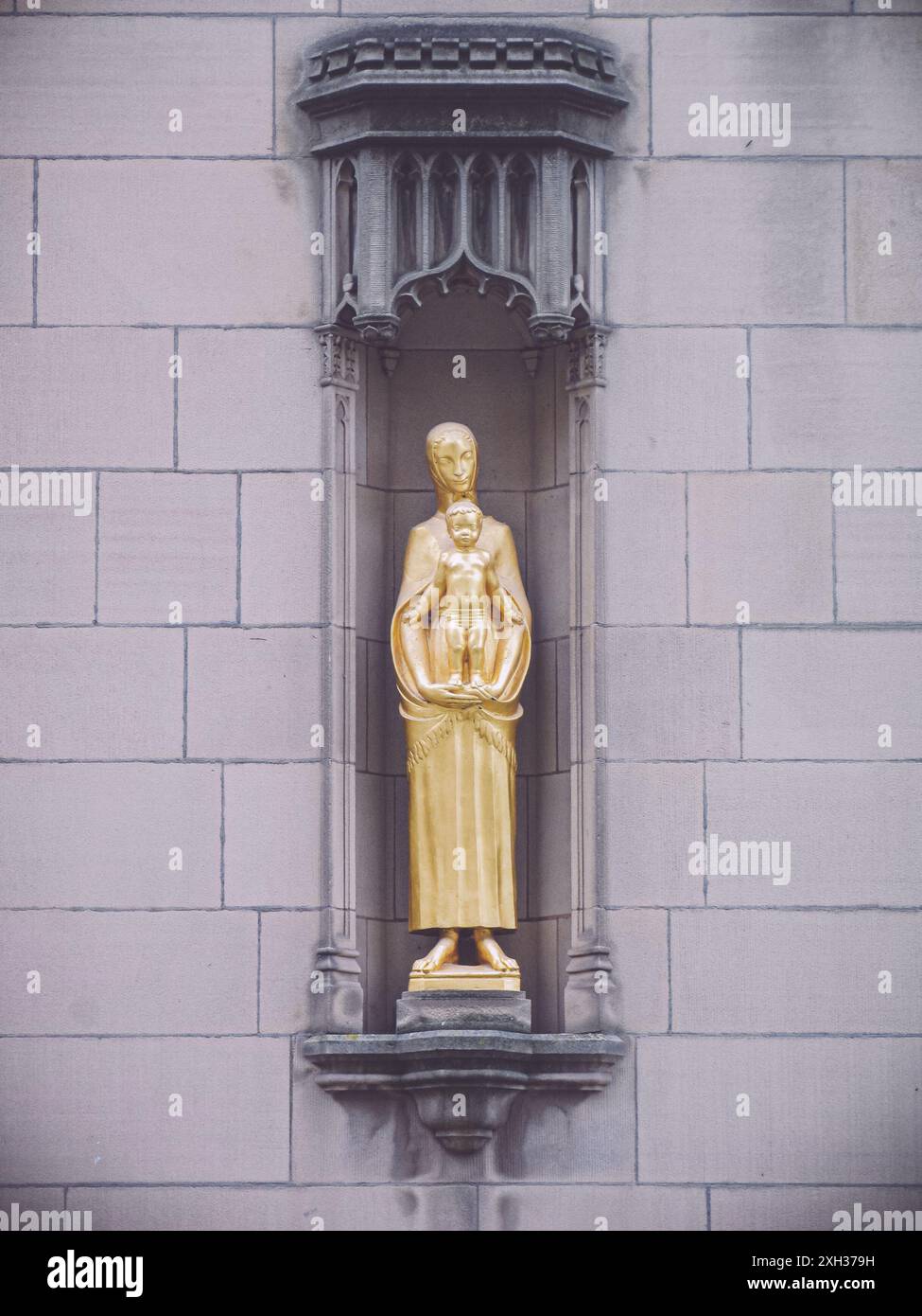 : Dettaglio all'esterno della Cattedrale di Manchester, Madonna, statua dorata Foto Stock