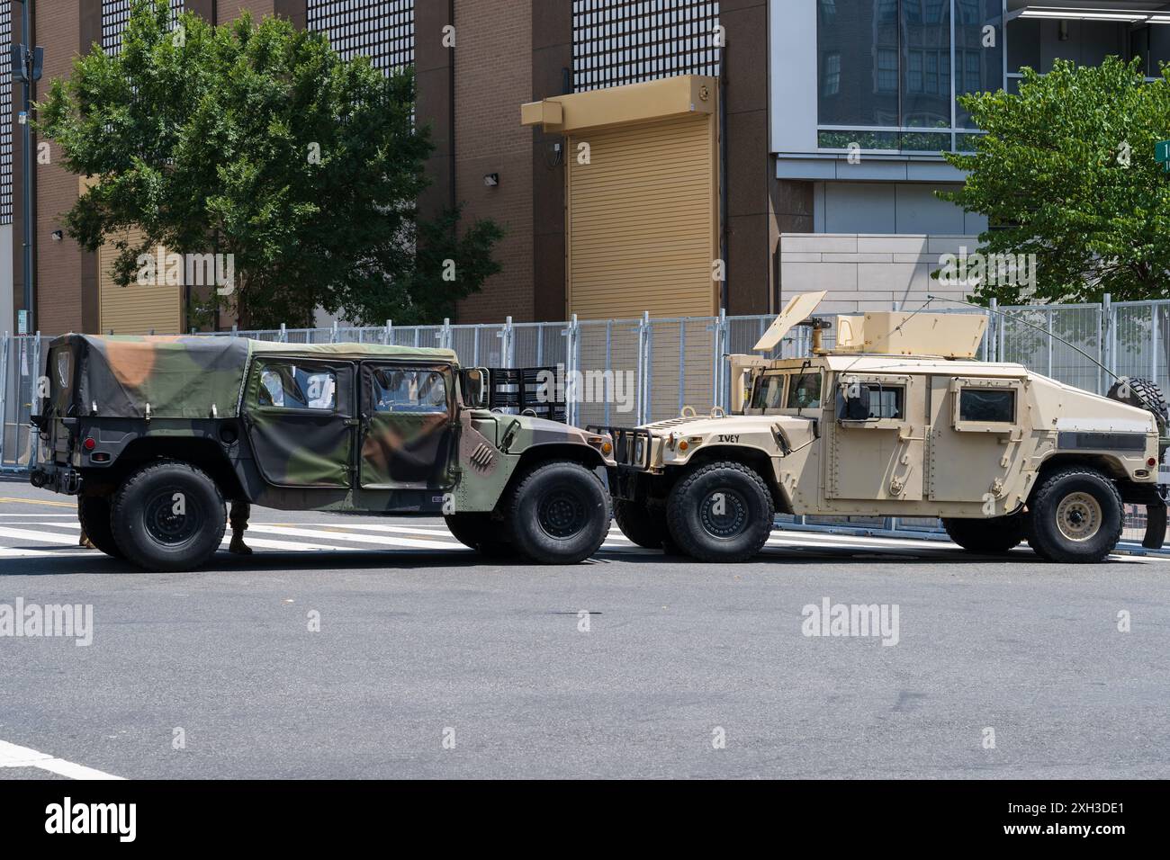 Washington, DC, USA - 10 luglio 2024. Due veicoli militari bloccano una strada per motivi di sicurezza mentre gli Stati Uniti ospitano un vertice NATO a Washin Foto Stock