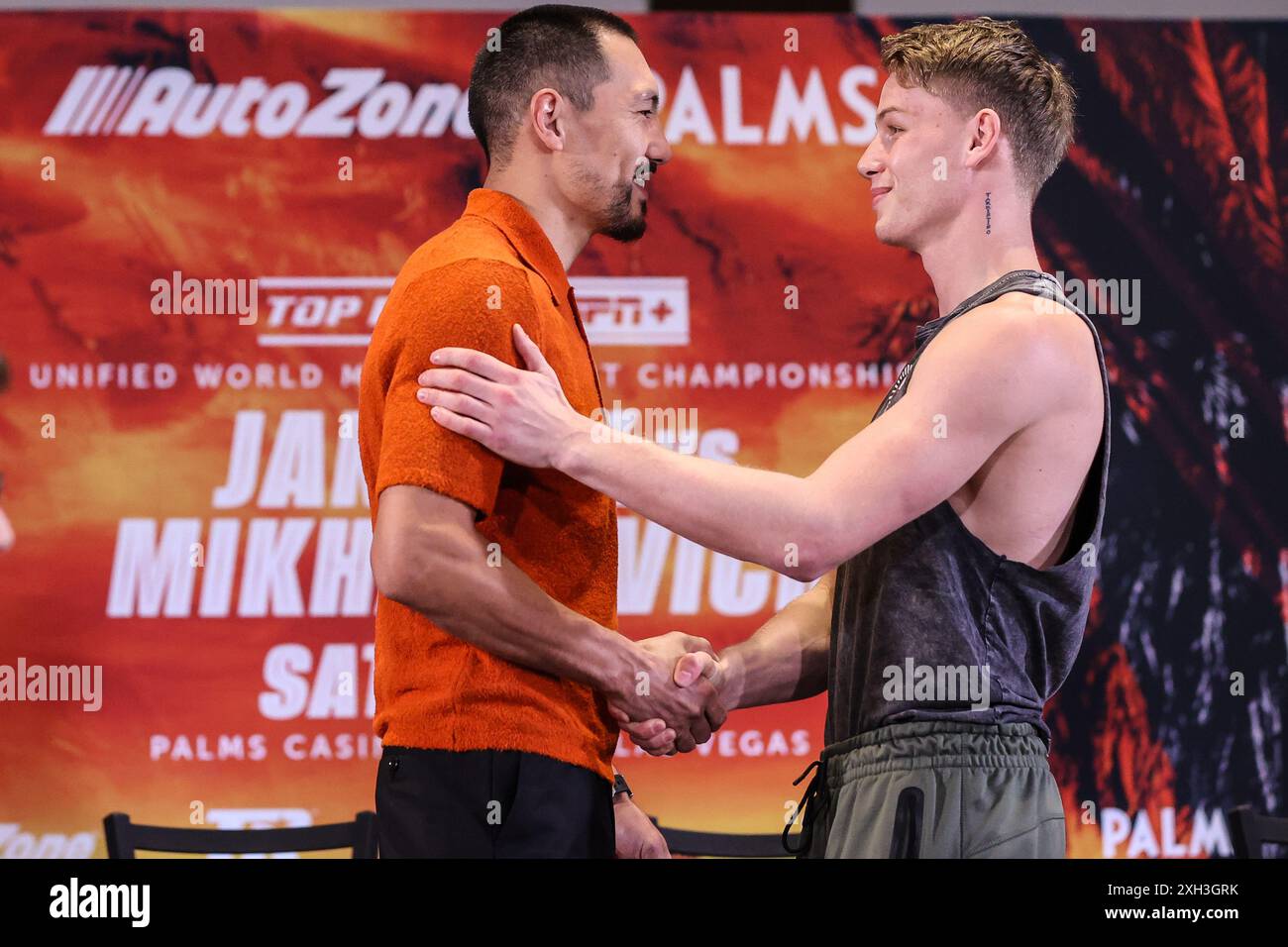 11 luglio 2024: (L-R) il campionato dei pesi medi WBO e IBF Janibek Alimkhanulyon e Andrei Mikhailovich stringono la mano durante la conferenza stampa Top Rank Boxing all'interno della Grand Ballroom del Palms Casino Resort di Las Vegas l'11 luglio 2024 a Las Vegas, Nevada. Christopher Trim/CSM. Foto Stock