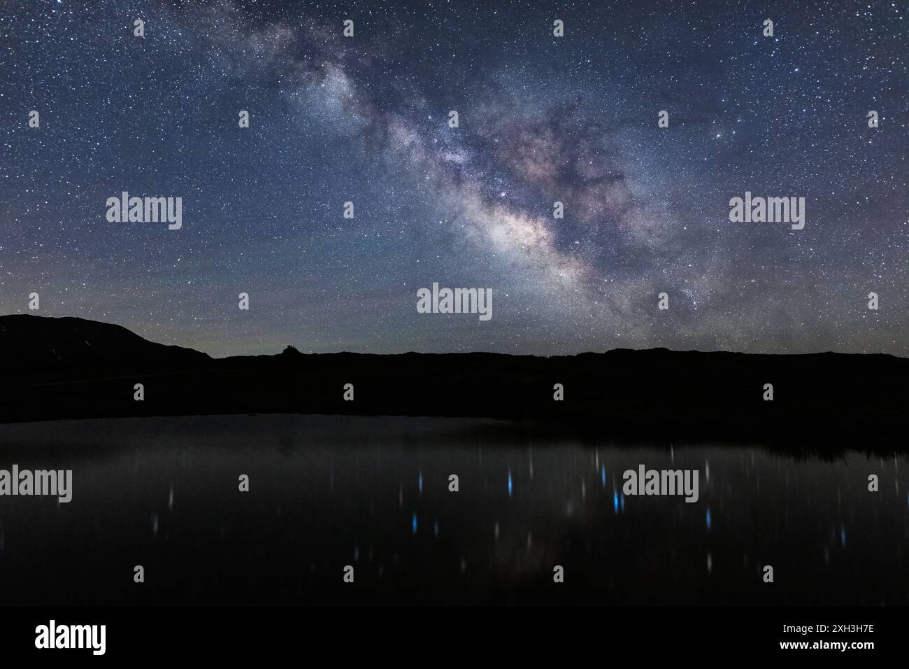 La via Lattea e il cielo stellato notturno sopra l'Independence Pass vicino ad Aspen Colorado, Stati Uniti Foto Stock