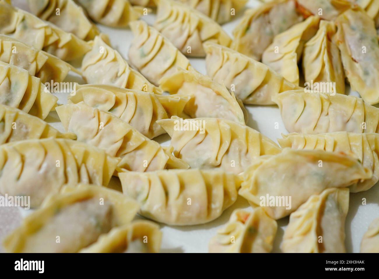 Ci sono molti gnocchi disposti su un tavolo bianco Foto Stock