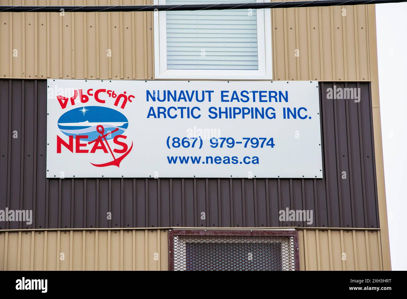 Nunavut Eastern Arctic Shipping Inc. Cartello su Sinaa Street a Iqaluit, Nunavut, Canada Foto Stock