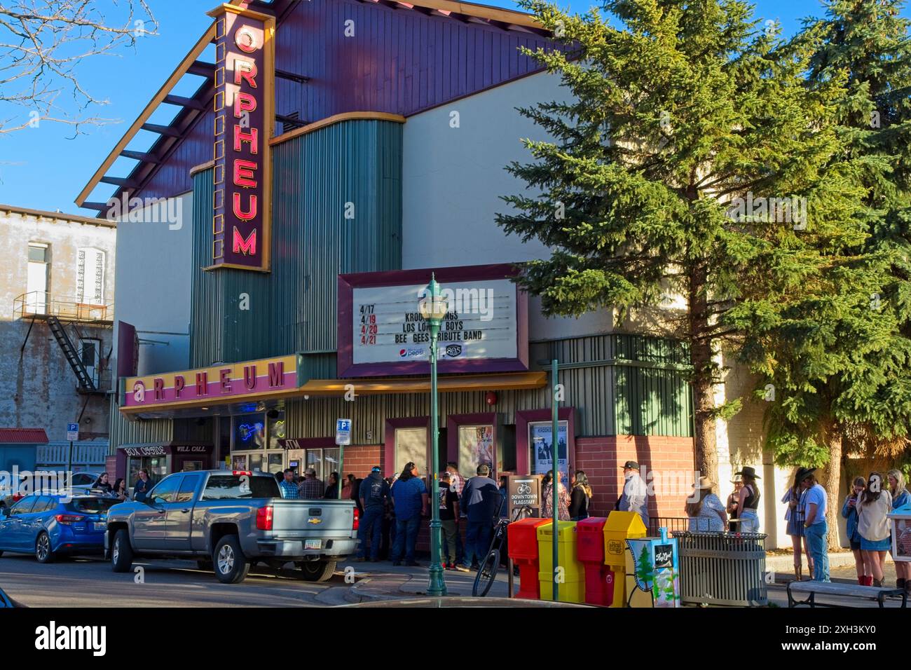 I fan dei concerti si schierano di fronte al teatro Orpheum, originariamente una sala cinematografica del 1916 nel centro di Flagstaff, Arizona, - aprile 2024 Foto Stock