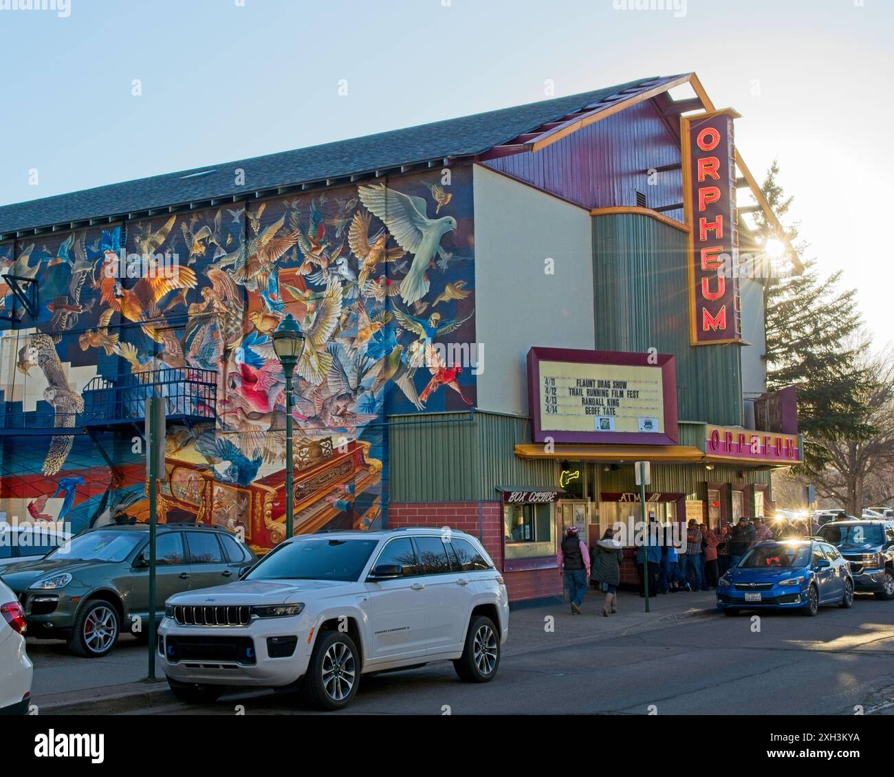 Sound of Flight Mural sulla parete laterale del teatro Orpheum originariamente una sala cinematografica del 1916 ora sede di concerti nel centro di Flagstaff Arizona, aprile 2024 Foto Stock