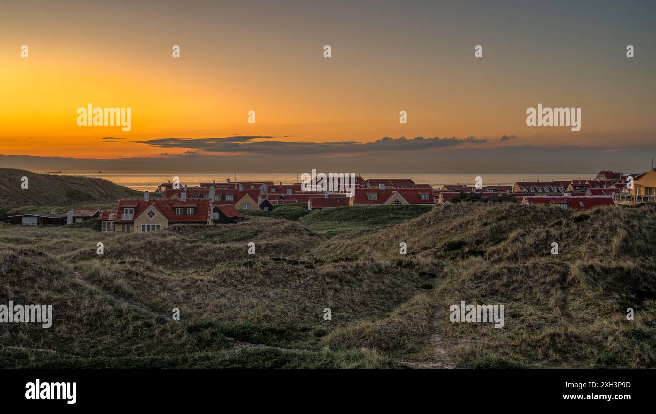 Case contemporanee tra le dune al tramonto sul mare nel vecchio villaggio di Skagen, Danimarca, 30 maggio 2024 Foto Stock