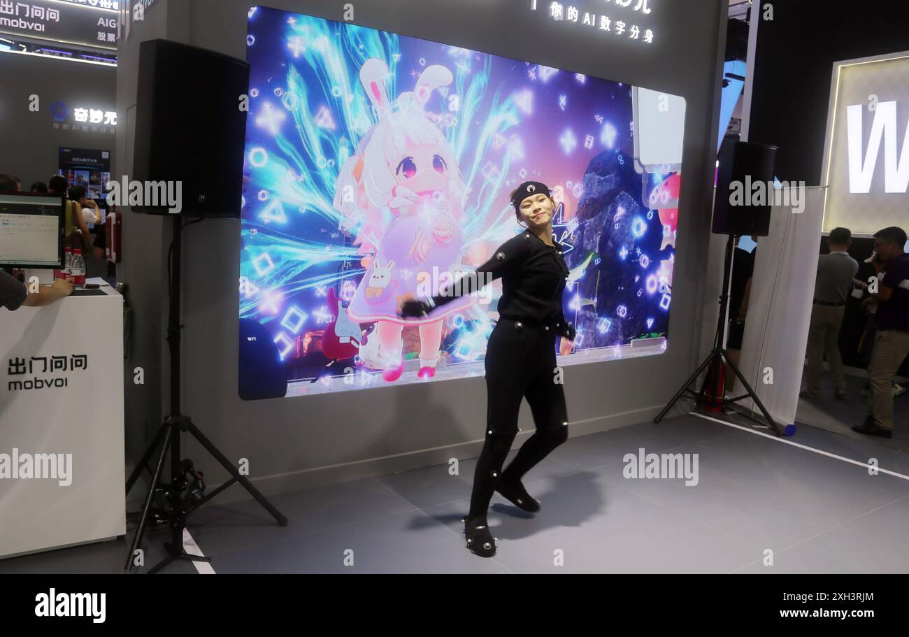 SHANGHAI, CINA - 4 LUGLIO 2024 - lo stand della Generative Art Exhibition di Mobvoi al 2024WAIC di Shanghai, Cina, 4 luglio 2024. Foto Stock