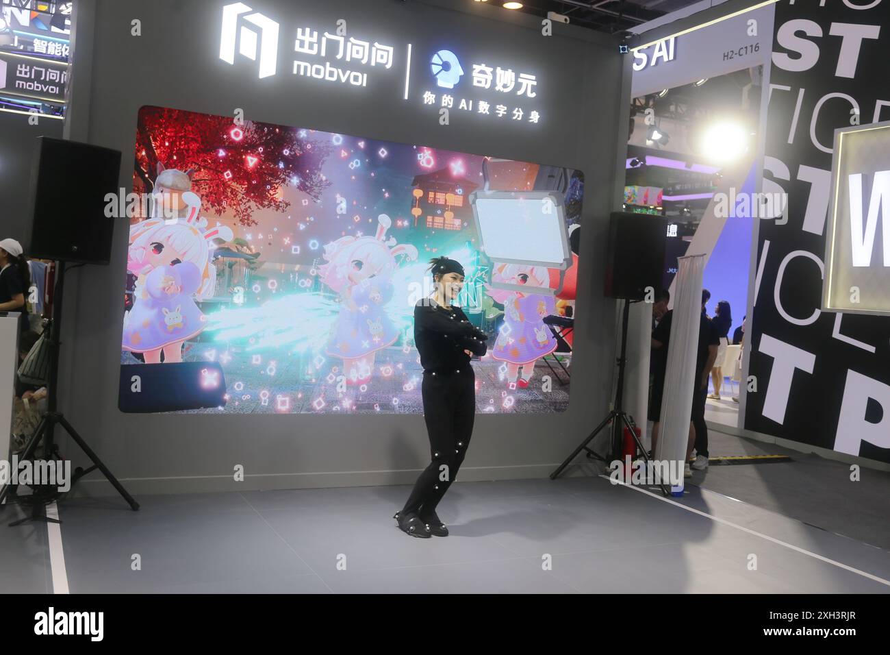SHANGHAI, CINA - 4 LUGLIO 2024 - lo stand della Generative Art Exhibition di Mobvoi al 2024WAIC di Shanghai, Cina, 4 luglio 2024. Foto Stock