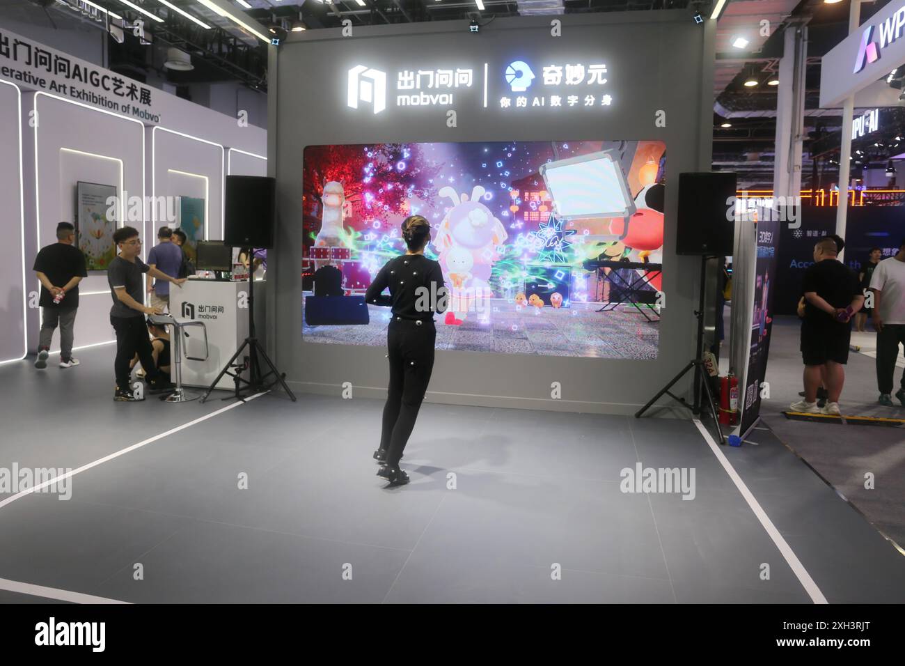 SHANGHAI, CINA - 4 LUGLIO 2024 - lo stand della Generative Art Exhibition di Mobvoi al 2024WAIC di Shanghai, Cina, 4 luglio 2024. Foto Stock