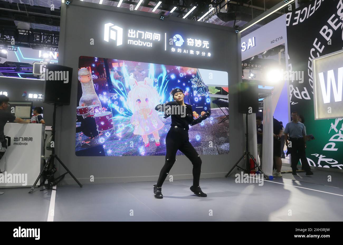 SHANGHAI, CINA - 4 LUGLIO 2024 - lo stand della Generative Art Exhibition di Mobvoi al 2024WAIC di Shanghai, Cina, 4 luglio 2024. Foto Stock