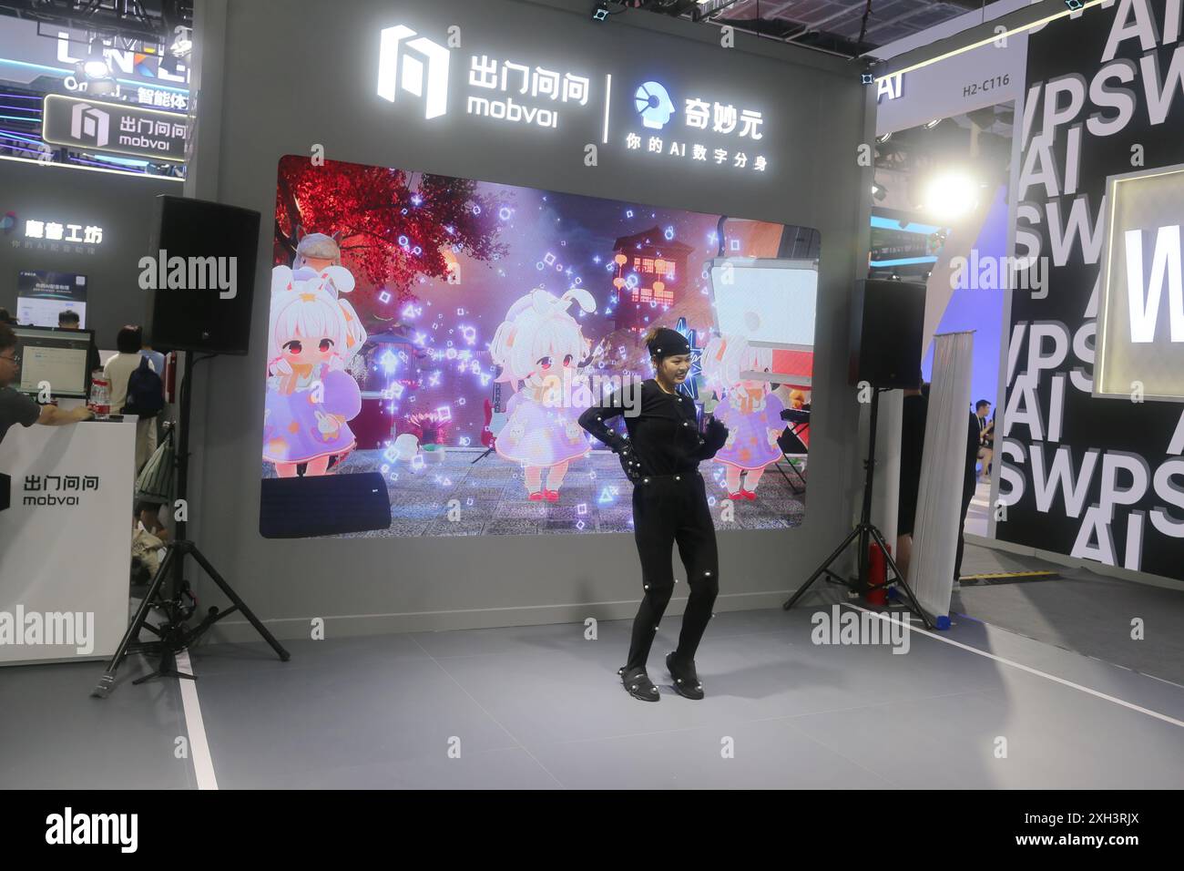 SHANGHAI, CINA - 4 LUGLIO 2024 - lo stand della Generative Art Exhibition di Mobvoi al 2024WAIC di Shanghai, Cina, 4 luglio 2024. Foto Stock