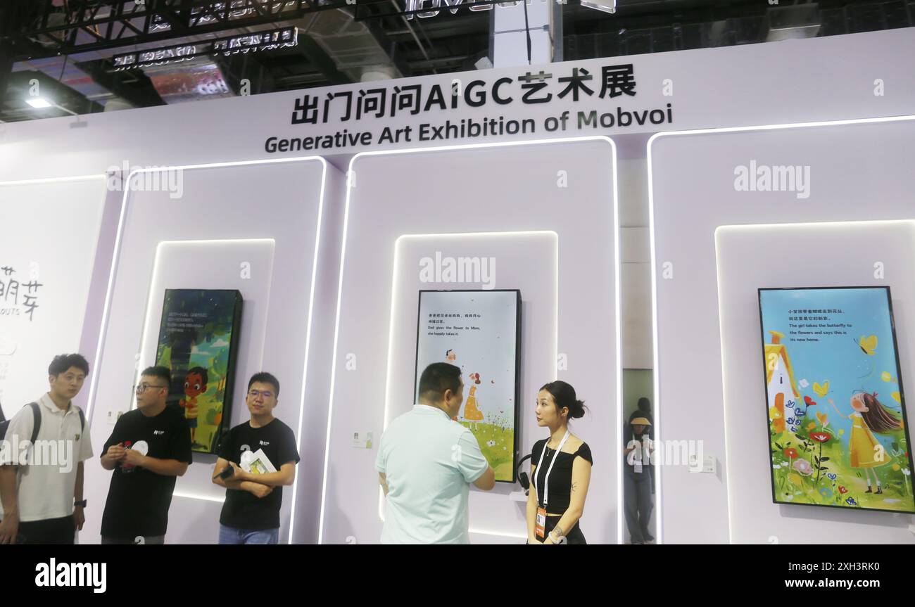 SHANGHAI, CINA - 4 LUGLIO 2024 - lo stand della Generative Art Exhibition di Mobvoi al 2024WAIC di Shanghai, Cina, 4 luglio 2024. Foto Stock
