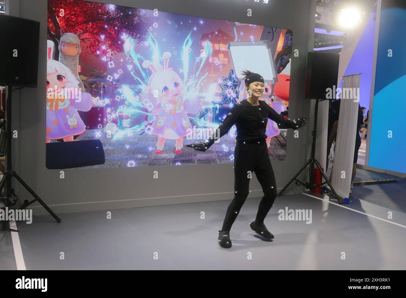 SHANGHAI, CINA - 4 LUGLIO 2024 - lo stand della Generative Art Exhibition di Mobvoi al 2024WAIC di Shanghai, Cina, 4 luglio 2024. Foto Stock