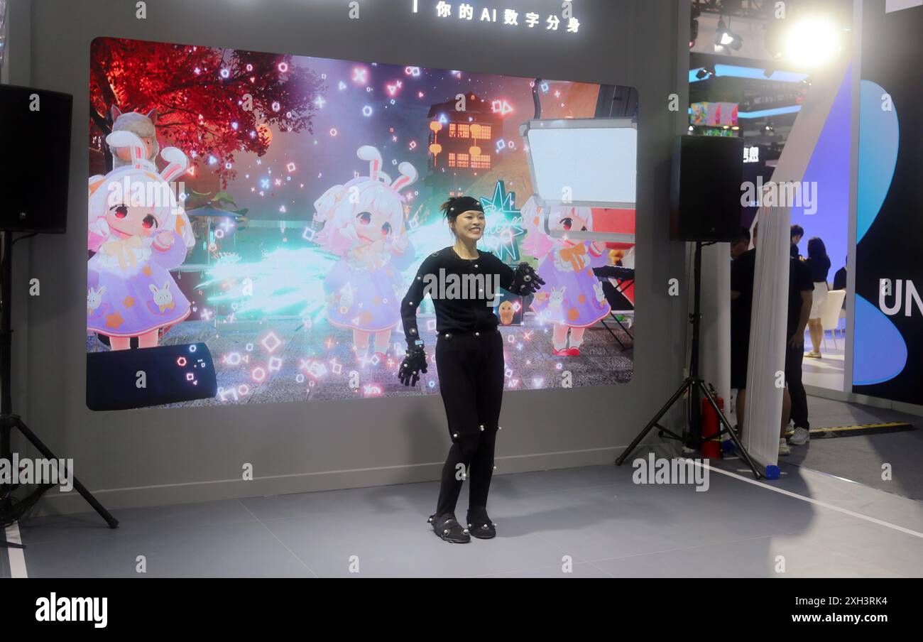 SHANGHAI, CINA - 4 LUGLIO 2024 - lo stand della Generative Art Exhibition di Mobvoi al 2024WAIC di Shanghai, Cina, 4 luglio 2024. Foto Stock