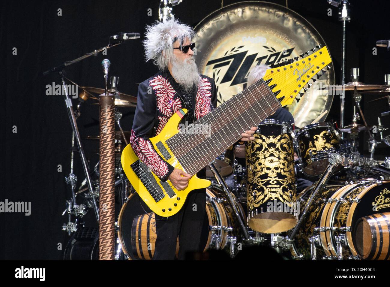 Londra, Regno Unito. 11 luglio 2024. Il bassista Elwood Francis (che suona una copia del basso a 17 corde di Jared Dines 18 corde di Ormsby) della band rock americana ZZ Top si esibisce all'OVO Wembley Arena. Credito: Justin ng/Alamy Live News Foto Stock