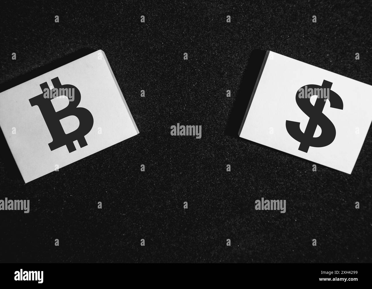 Due appunti su sfondo nero con bitcoin e un dollaro. Foto Stock